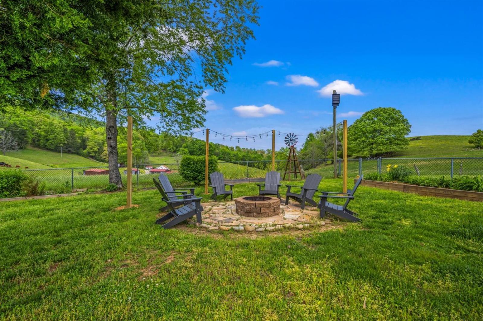 Hidden Star Hideaway-Blackberry Farm-Smoky Mtn Nat Park-Hot Tub- Fire Pit- Fenced Yard- Pet Friendly Walland Bagian luar foto